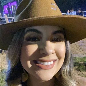 Meet your Posher, Elva